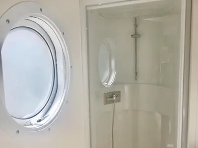 Salle de bains dans l'établissement Bungalow charmant à Saint-Jean-de-Monts avec piscine partagée