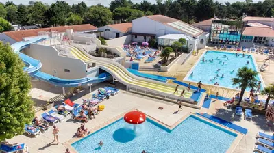 Piscine de l'établissement Bungalow charmant à Saint-Jean-de-Monts avec piscine partagée ou située à proximité