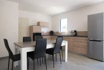 Cuisine ou kitchenette dans l'établissement House with private pool