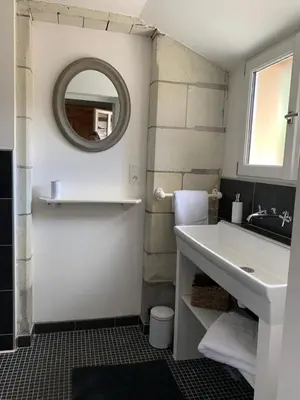 Salle de bains dans l'établissement LA PETITE ECOLE
