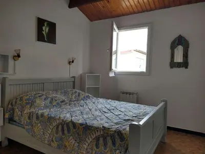 Un ou plusieurs lits dans un hébergement de l'établissement Maison 3 pièces avec véranda et jardin, à 300m de la plage - La Guérinière - FR-1-224B-98
