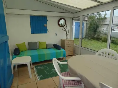 Coin salon dans l'établissement Maison 3 pièces avec véranda et jardin, à 300m de la plage - La Guérinière - FR-1-224B-98