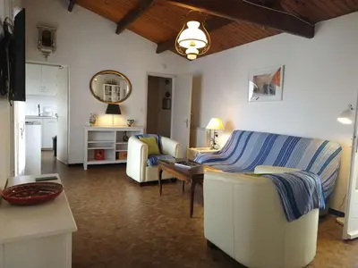 Coin salon dans l'établissement Maison 3 pièces avec véranda et jardin, à 300m de la plage - La Guérinière - FR-1-224B-98