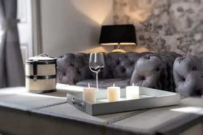 Coin salon dans l'établissement Château de Tressé