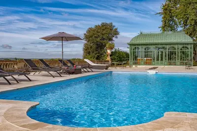 Piscine de l'établissement Château de Tressé ou située à proximité