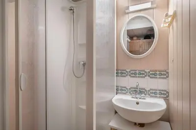 Salle de bains dans l'établissement Tous à la mer dans une grande maison de famille !