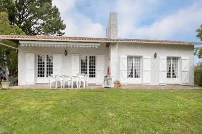 Jardin de l'établissement Tous à la mer dans une grande maison de famille !