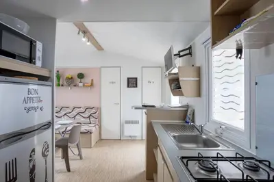 Cuisine ou kitchenette dans l'établissement Mobil home proche du paradis des plages