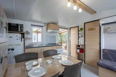 Cuisine ou kitchenette dans l'établissement Mobil home proche du paradis des plages