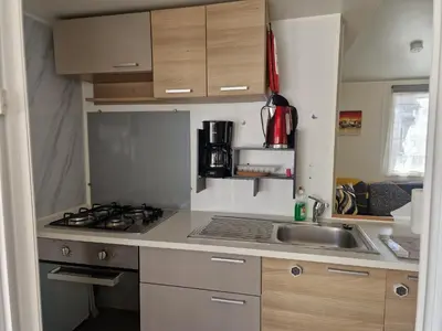 Cuisine ou kitchenette dans l'établissement Mobil home proche du paradis des plages