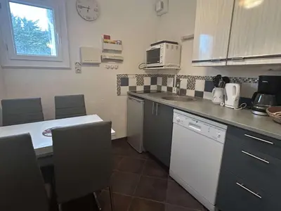 Cuisine ou kitchenette dans l'établissement Appartement 3 pièces avec balcon, à 300m de la plage, La Guérinière - FR-1-224B-107