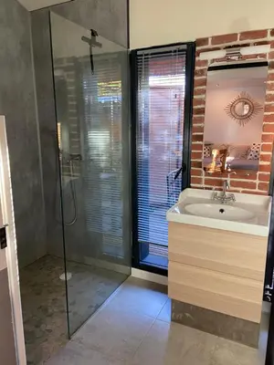 Salle de bains dans l'établissement Les logis du forgeron-Gites avec piscine près d'Angers