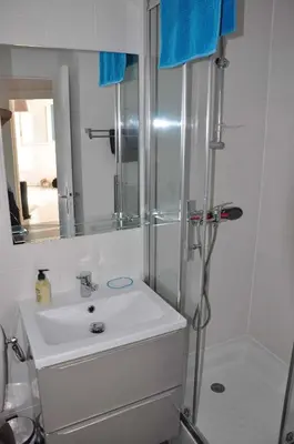 Salle de bains dans l'établissement Appartement cosy refait à neuf au coeur de Saint Nazaire à 300m du front de mer