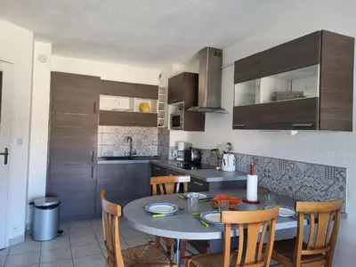 Cuisine ou kitchenette dans l'établissement Appartement T2 avec balcon, à 100m de la plage et proche des commerces à Saint-Brevin-les-Pins - FR-1-364-93