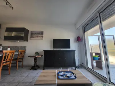 Télévision ou salle de divertissement dans l'établissement Appartement T2 avec balcon, à 100m de la plage et proche des commerces à Saint-Brevin-les-Pins - FR-1-364-93