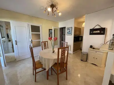 Cuisine ou kitchenette dans l'établissement Appartement spacieux 4 pers, balcon, vue mer, proche plage, parking, ménage inclus - FR-1-224C-116