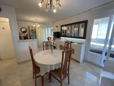 Cuisine ou kitchenette dans l'établissement Appartement spacieux 4 pers, balcon, vue mer, proche plage, parking, ménage inclus - FR-1-224C-116