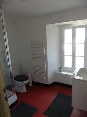 Salle de bains dans l'établissement Petit gite du Puy Lambert