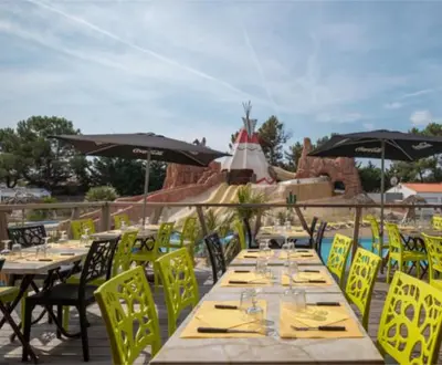 Restaurant ou autre lieu de restauration dans l'établissement Mobile Homes by KelAir at Camping Les Genets