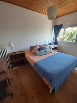 Un ou plusieurs lits dans un hébergement de l'établissement P'tite maison atypique avec terrasse
