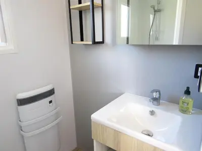Salle de bains dans l'établissement Résidence avec piscine, chalet pour 6