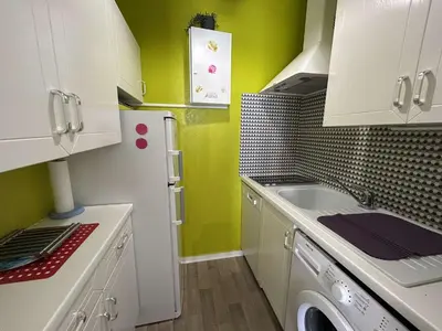 Cuisine ou kitchenette dans l'établissement Appartement 2 pièces avec balcon, proche plage et commerces - 4 couchages - FR-1-224C-129