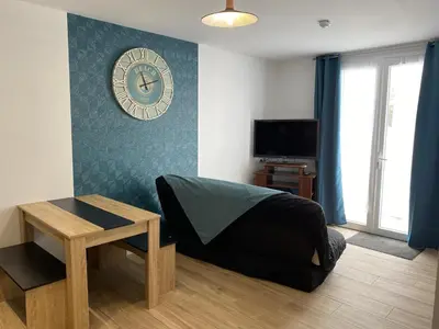 Télévision ou salle de divertissement dans l'établissement Hôtel L'Embarcadère