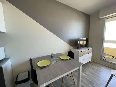Coin salon dans l'établissement Studio rénové, 2 couchages, mer, commerces, 6e étage, TV, balcon, animaux admis - FR-1-224C-138