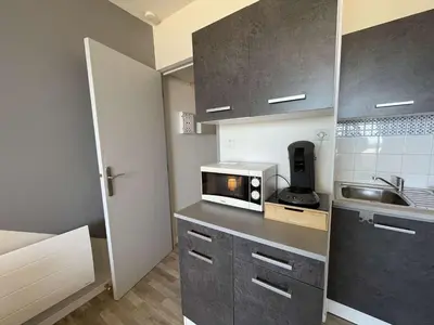 Cuisine ou kitchenette dans l'établissement Studio rénové, 2 couchages, mer, commerces, 6e étage, TV, balcon, animaux admis - FR-1-224C-138