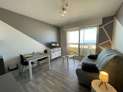 Coin salon dans l'établissement Studio rénové, 2 couchages, mer, commerces, 6e étage, TV, balcon, animaux admis - FR-1-224C-138