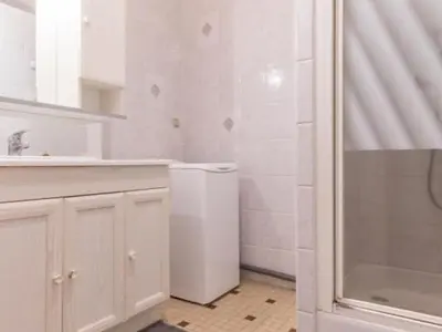 Salle de bains dans l'établissement Gîte calme sur domaine viticole, cheminée, wifi, équipements bébé, proche Nantes - FR-1-306-794