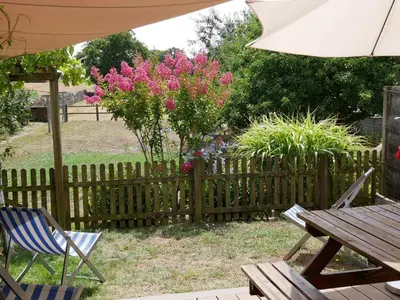 Jardin de l'établissement Gîte de caractère au cœur des vignes avec jardin, vélos et équipements bébé - FR-1-306-796