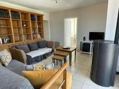 Télévision ou salle de divertissement dans l'établissement Gîte de caractère au cœur des vignes avec jardin, vélos et équipements bébé - FR-1-306-796
