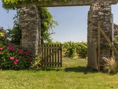 Jardin de l'établissement Gîte de caractère au cœur des vignes avec jardin, vélos et équipements bébé - FR-1-306-796