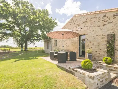 Jardin de l'établissement Gîte de charme avec piscine chauffée et WiFi - 2 chambres - FR-1-306-803