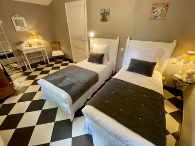Un ou plusieurs lits dans un hébergement de l'établissement Gîte de charme avec piscine chauffée et WiFi - 2 chambres - FR-1-306-803