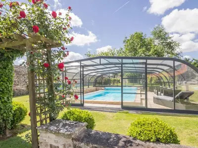Piscine de l'établissement Gîte de charme avec piscine chauffée et WiFi - 2 chambres - FR-1-306-803 ou située à proximité