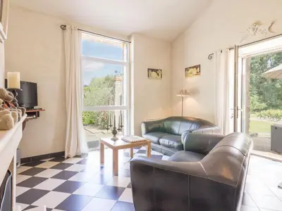Coin salon dans l'établissement Gîte de charme avec piscine chauffée et WiFi - 2 chambres - FR-1-306-803