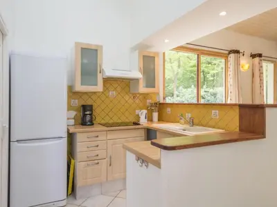 Cuisine ou kitchenette dans l'établissement Gîte familial en forêt avec jardin clos, à 15 km de Nantes, équipements complets pour un séjour idéal - FR-1-306-807