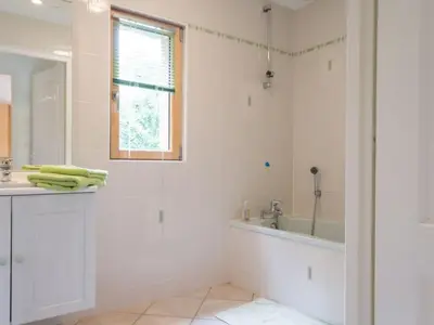 Salle de bains dans l'établissement Gîte familial en forêt avec jardin clos, à 15 km de Nantes, équipements complets pour un séjour idéal - FR-1-306-807