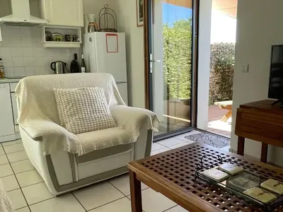 Cuisine ou kitchenette dans l'établissement Gîte confortable au cœur des vignes avec terrasse, vélos, WiFi et équipements bébé à 17 km de Nantes - FR-1-306-808