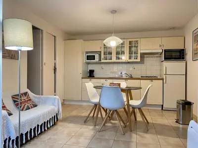 Cuisine ou kitchenette dans l'établissement Gîte en Bord de Mer à Saint-Michel-Chef-Chef - Terrasse, Parking, Équipements Familiaux - FR-1-306-819