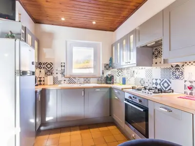 Cuisine ou kitchenette dans l'établissement Ferme rénovée avec jardin clos, proche plages, Pornic et Nantes - vélos, terrain de pétanque, équipements bébé - FR-1-306-825