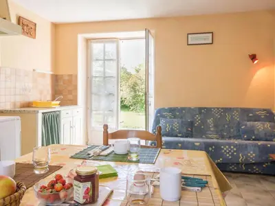 Coin salon dans l'établissement Gîte au calme avec terrasse, barbecues, wifi, à 20 min de Nantes et la mer, animaux acceptés - FR-1-306-830