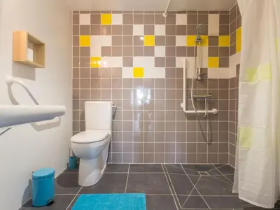 Salle de bains dans l'établissement Gîte écolabel entre Angers et Loire, piscine chauffée, jardin clos, calme et charme authentique - FR-1-306-847