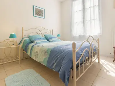 Un ou plusieurs lits dans un hébergement de l'établissement Charmant Gîte Familial à 30m de la Plage avec Cour Fleurie, Proche Commerces et Pêche à Pied - FR-1-306-833