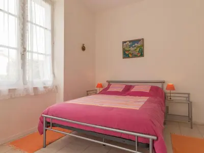 Un ou plusieurs lits dans un hébergement de l'établissement Charmant Gîte Familial à 30m de la Plage avec Cour Fleurie, Proche Commerces et Pêche à Pied - FR-1-306-833