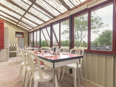 Restaurant ou autre lieu de restauration dans l'établissement Longère Bretonne Rénovée avec Parking et WiFi - FR-1-306-841