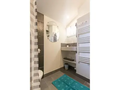 Salle de bains dans l'établissement Longère Bretonne Rénovée avec Parking et WiFi - FR-1-306-841
