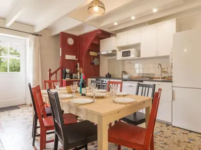 Cuisine ou kitchenette dans l'établissement Longère Bretonne Rénovée avec Parking et WiFi - FR-1-306-841
